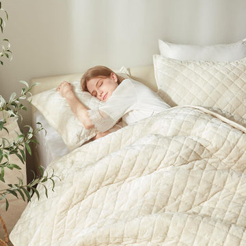 Luxury Velvet Quilt Set King, Lightweight Oversized Bedspread Coverlet Quilted Box Stitch Bedding Set, with 2