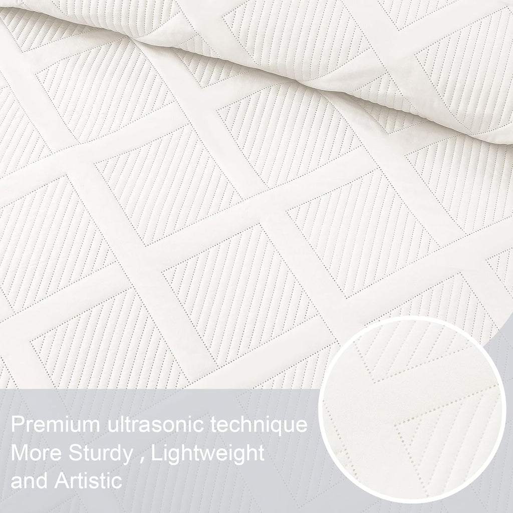 Quilts - White Quilt Set Bedspread with 2 Pillow Shams, Modern Bedding Set with Striped Pattern, Soft