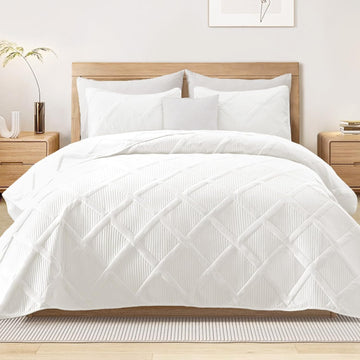 Quilts - White Quilt Set Bedspread with 2 Pillow Shams, Modern Bedding Set with Striped Pattern, Soft