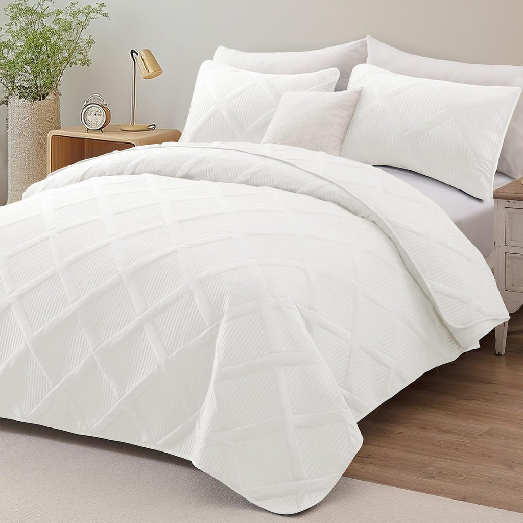 Quilts - White Quilt Set Bedspread with 2 Pillow Shams, Modern Bedding Set with Striped Pattern, Soft