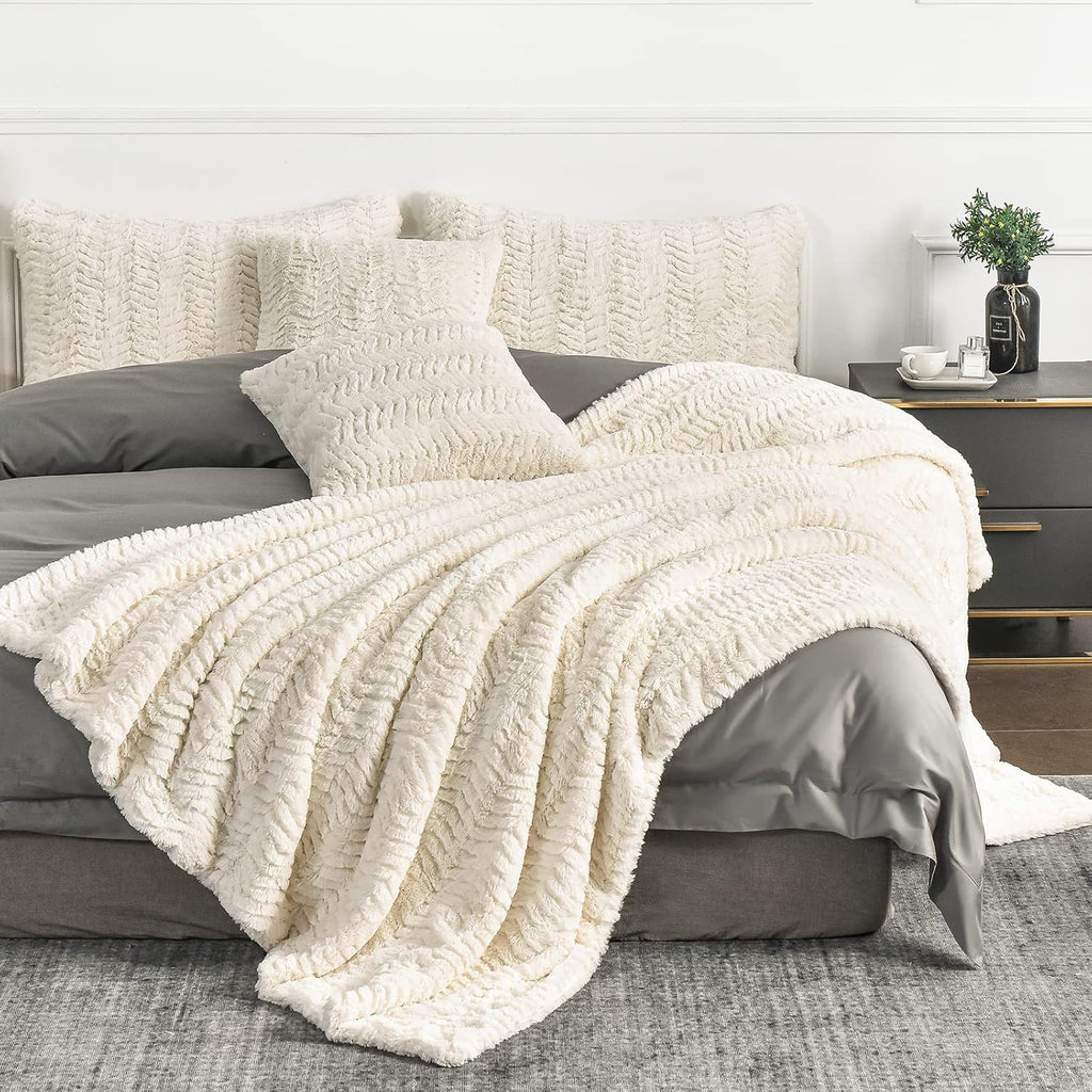 Luxury Faux Fur Throw Pillow Covers-18 x18,Set of 2-Boho Furry Fuzzy Fluffy Cozy Pillow Cases,18"x18")