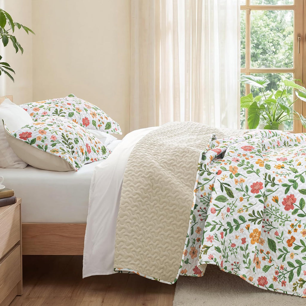Floral Quilts, White Quilt Bedding Set with Chic Vintage Botanical Pattern, Reversible Lightweight Spring