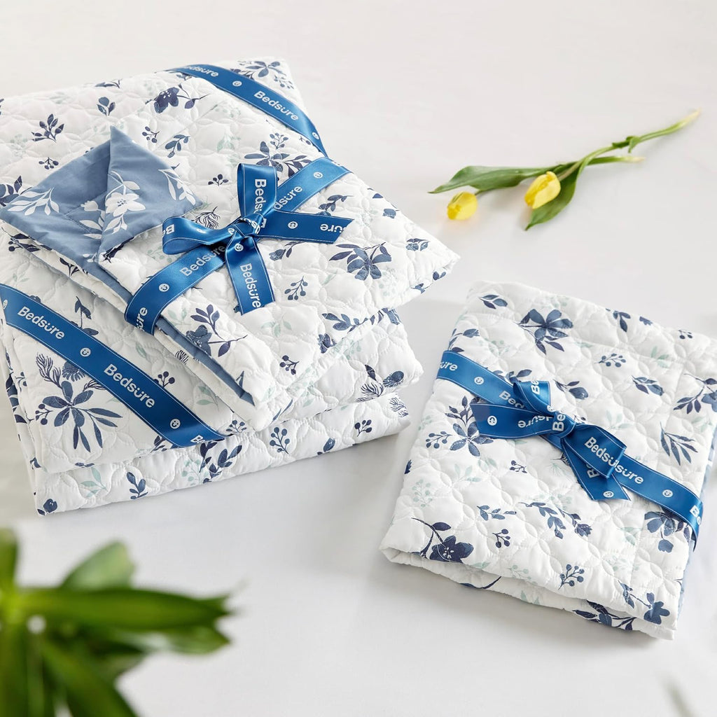 Floral Quilt - Reversible Blue & White Floral Comforter, Daisy Design Lightweight Bedspread Quilt Bedding, Soft