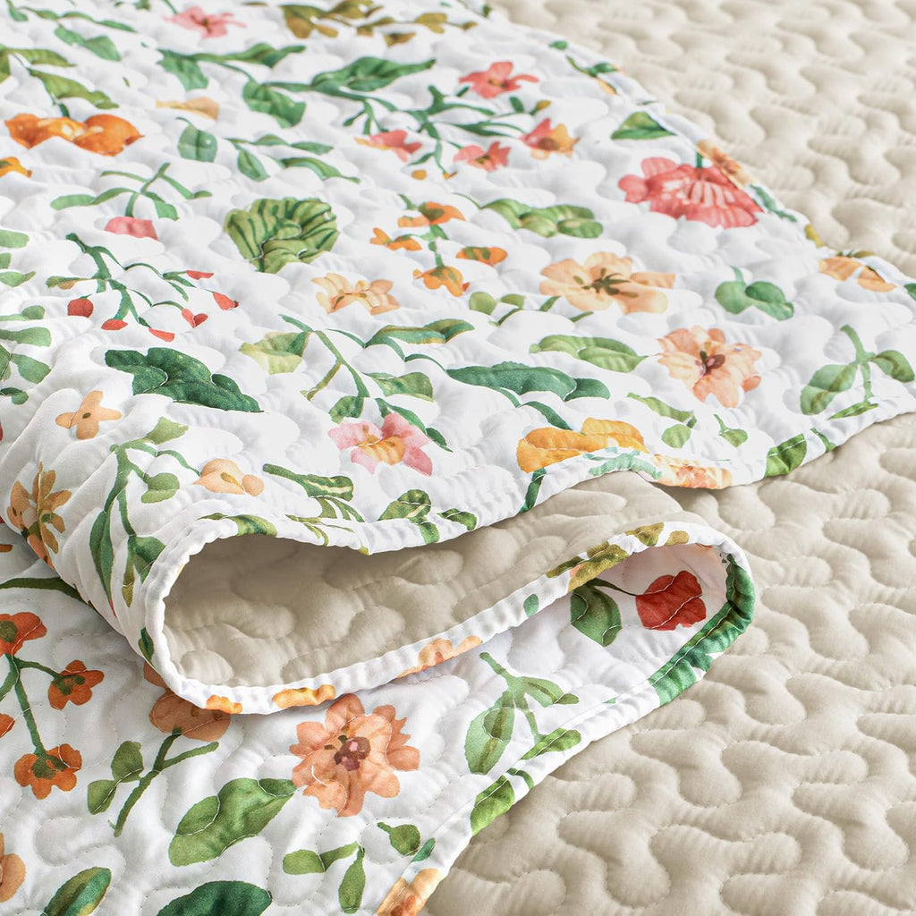 Floral Quilts, White Quilt Bedding Set with Chic Vintage Botanical Pattern, Reversible Lightweight Spring