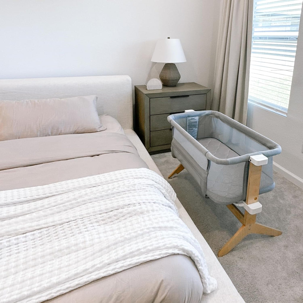 Bassinet & Bedside Sleeper with Mattress & Sheet