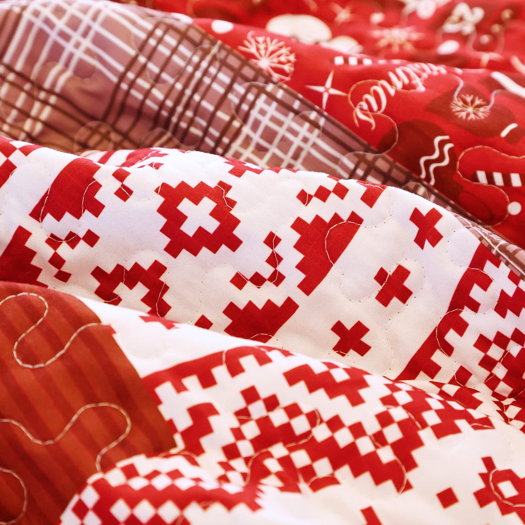 King Size Quilt Christmas Theme Bedding Set with Pillow Shams Reversible Red Floral Bedspread Coverlet Lightweight