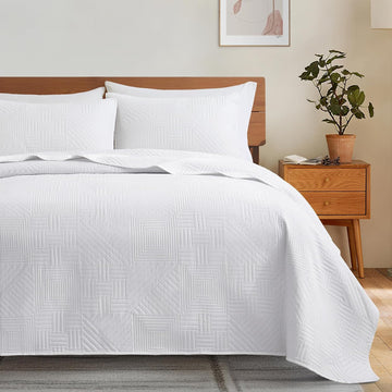 White Quilt with Pillow Shams, Summer Soft Geometric Pattern Bedspread, 3 Pieces Lightweight Coverlet Bedding