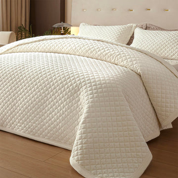 Velvet Quilt Set, Ultra Soft 3 Pieces Bedding with 2 Pillow Shams, Lightweight All Seasons Reversible