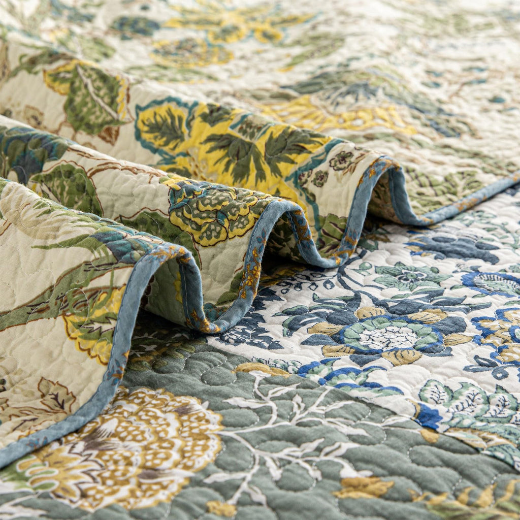 Oversized Quilt Patchwork Bedspreads (110x118 Inch)