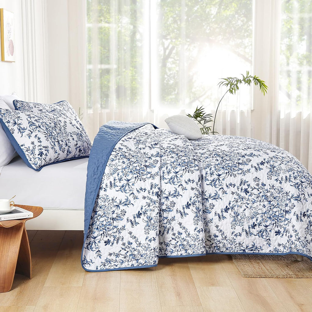 Quilt, Blue Quilt Bedding Set with 2 Pillowcases, Botanical Quilts for Bed, Soft Microfiber Lightweight