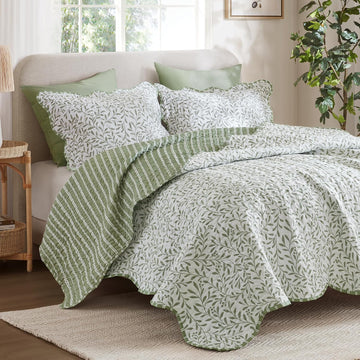 3-Piece Reversible Quilt Set, Botanical Print & Scalloped Edge, Lightweight Summer Bedding, Queen, Market Green
