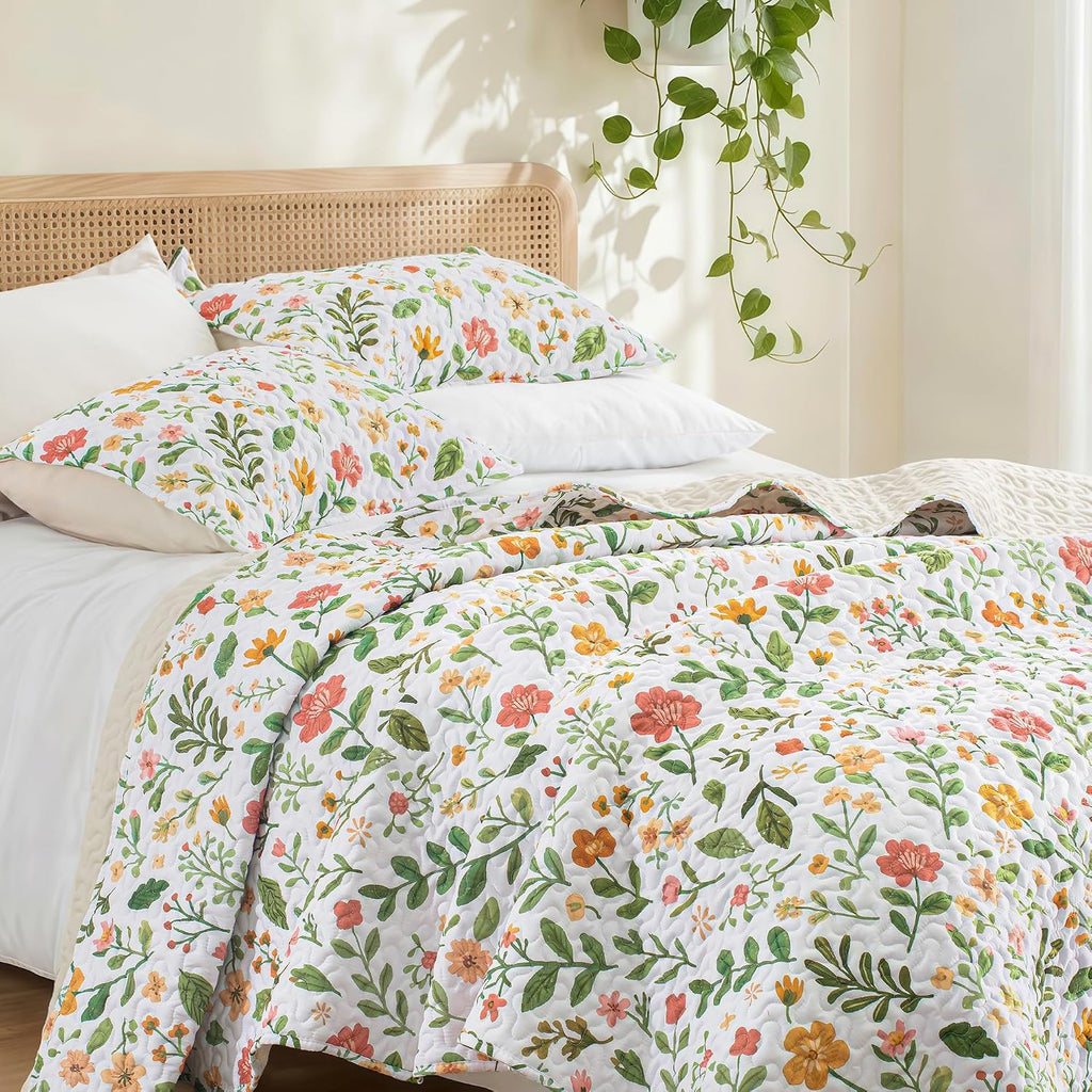 Floral Quilts, White Quilt Bedding Set with Chic Vintage Botanical Pattern, Reversible Lightweight Spring