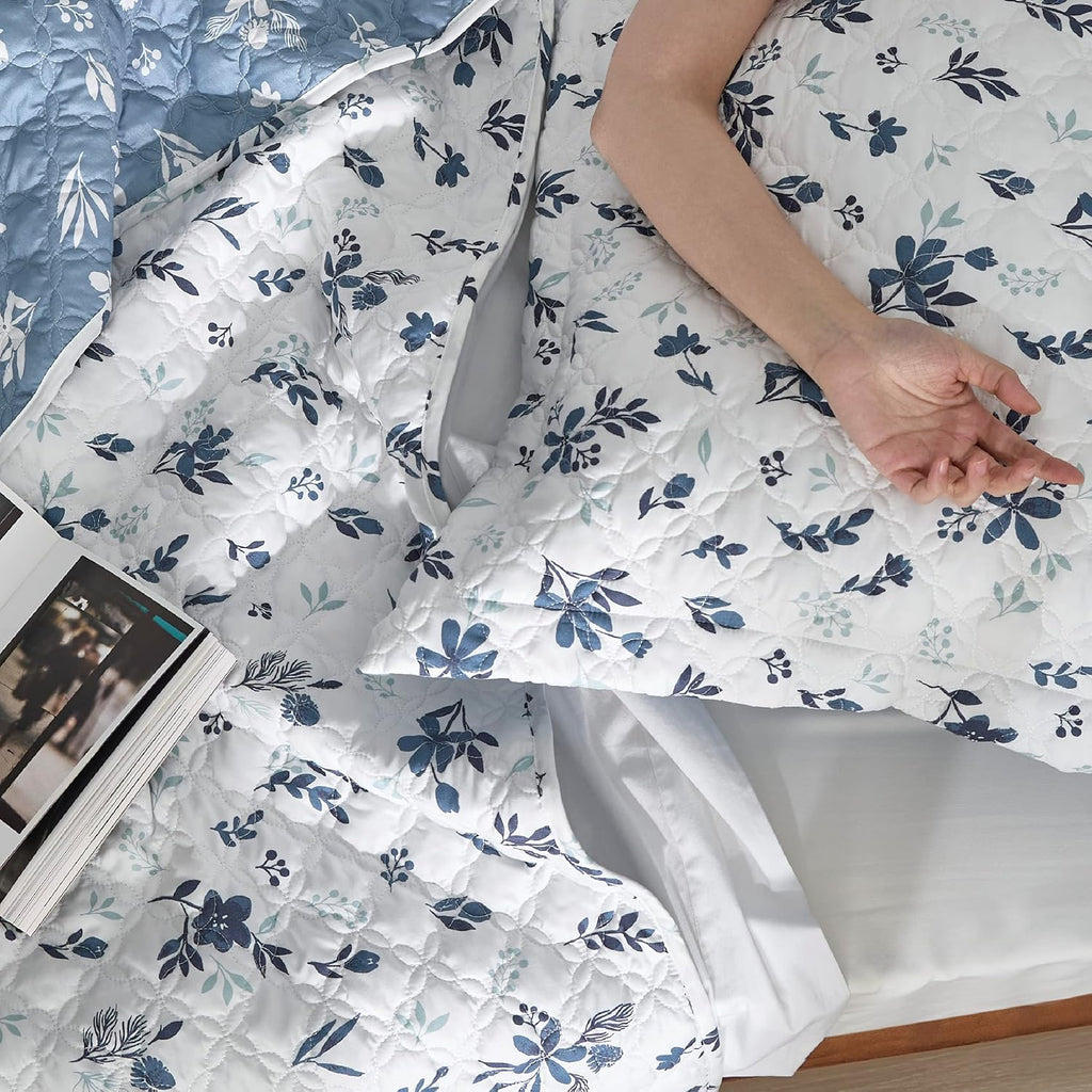 Floral Quilt - Reversible Blue & White Floral Comforter, Daisy Design Lightweight Bedspread Quilt Bedding, Soft
