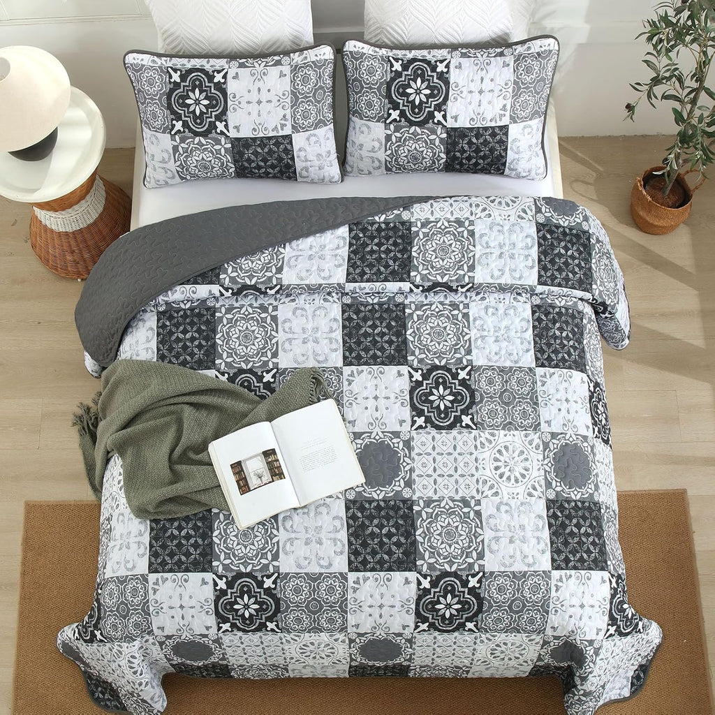 Grey Black Quilt Set, Boho Plaid Patchwork Bedspreads Coverlet Set, 3 Pieces Soft Lightweight Microfiber
