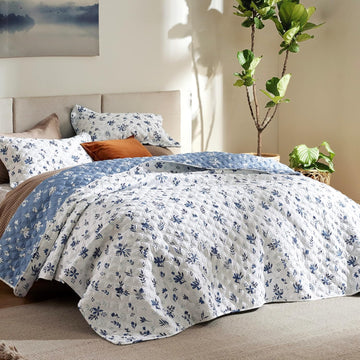 Floral Quilt - Reversible Blue & White Floral Comforter, Daisy Design Lightweight Bedspread Quilt Bedding, Soft