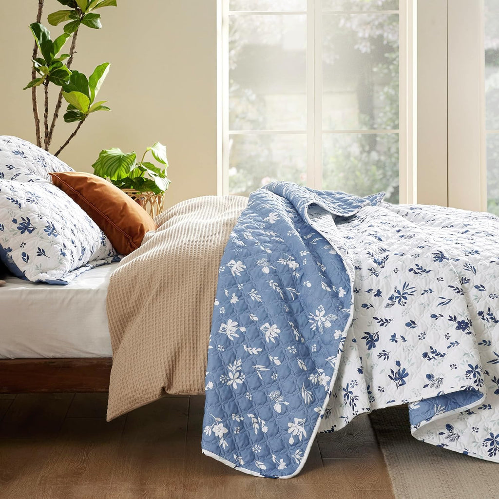 Floral Quilt - Reversible Blue & White Floral Comforter, Daisy Design Lightweight Bedspread Quilt Bedding, Soft