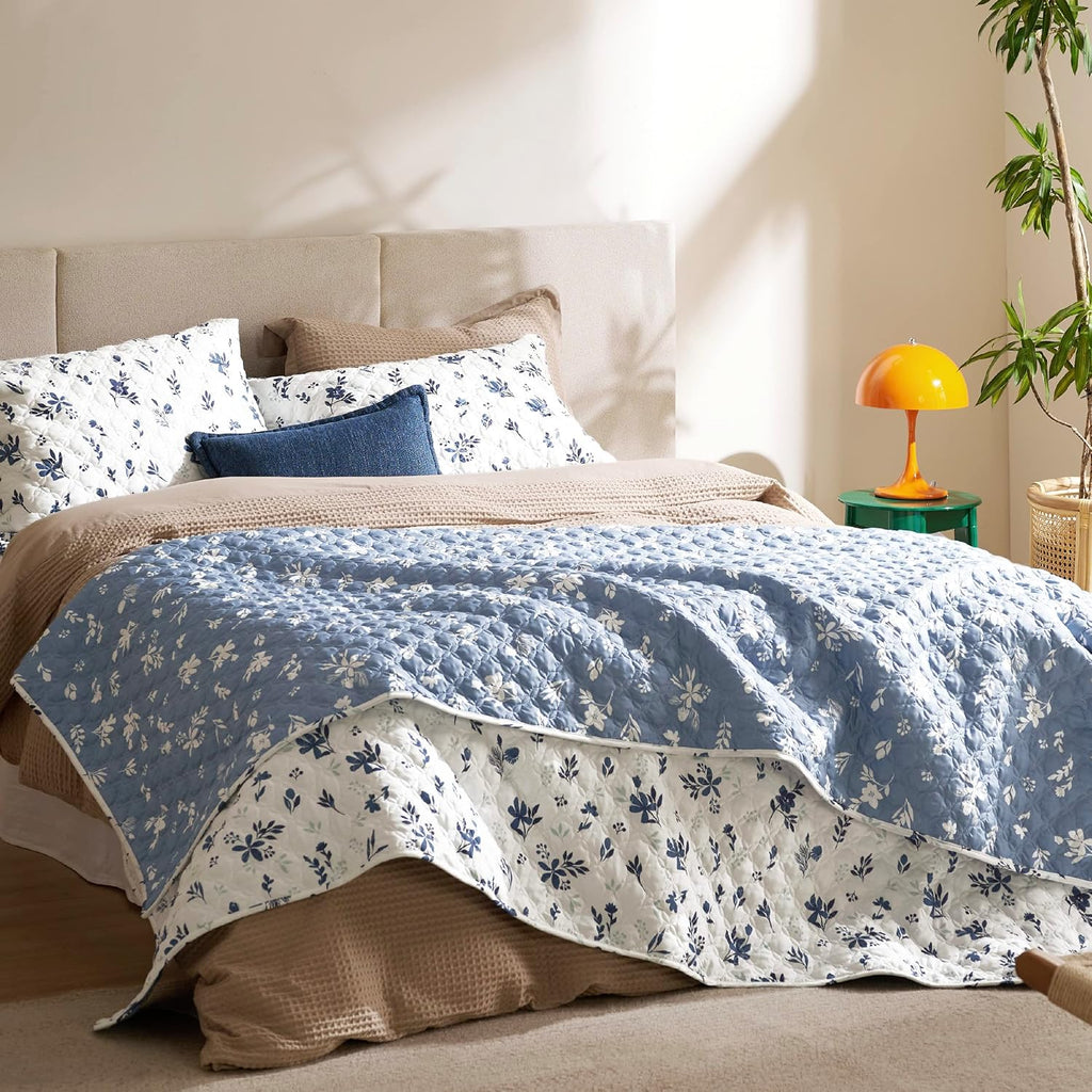 Floral Quilt - Reversible Blue & White Floral Comforter, Daisy Design Lightweight Bedspread Quilt Bedding, Soft